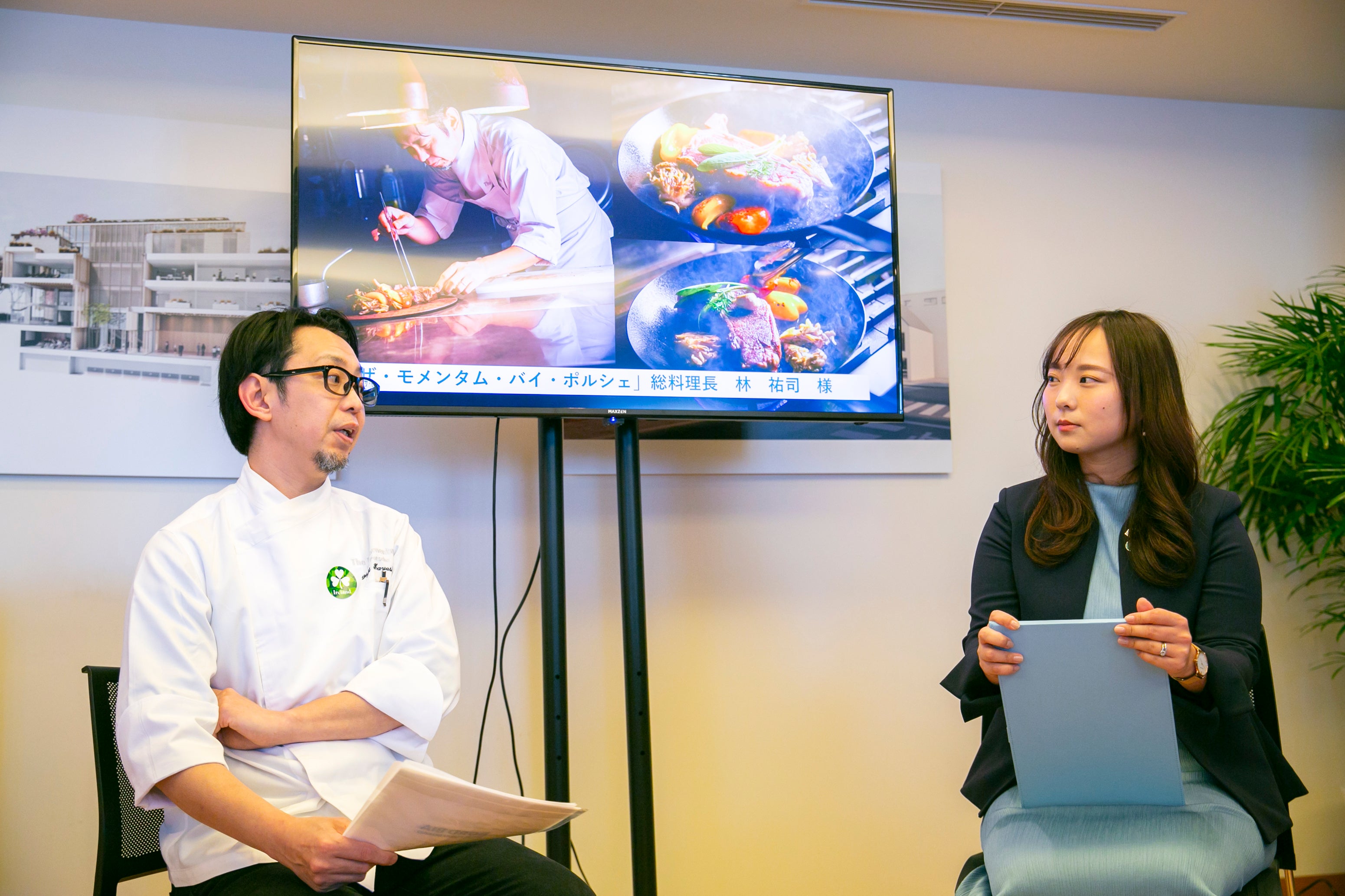 ザ・モメンタム・バイ・ポルシェ　林祐司料理長（左）
