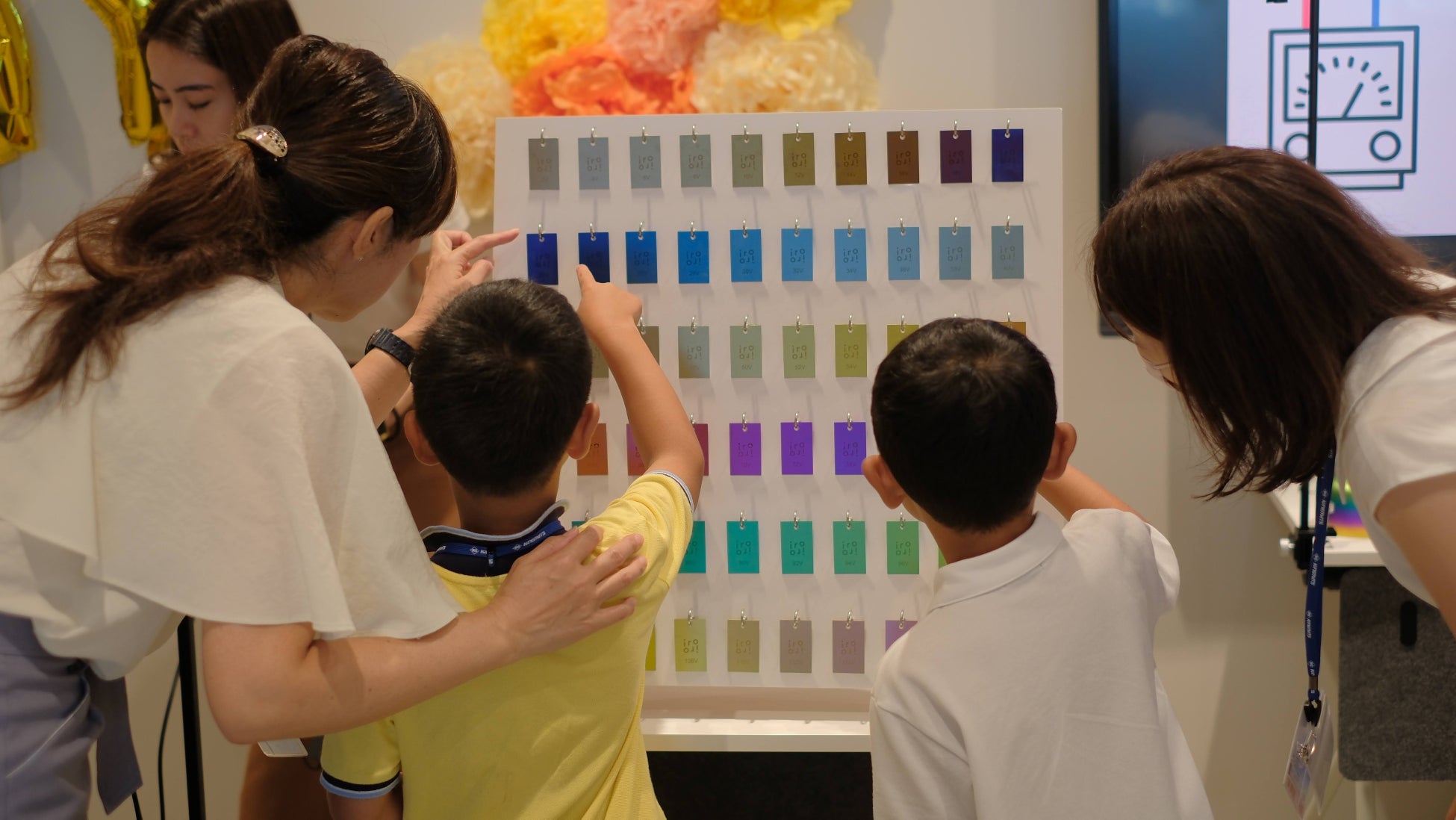 定規の色を選ぶ子供たち