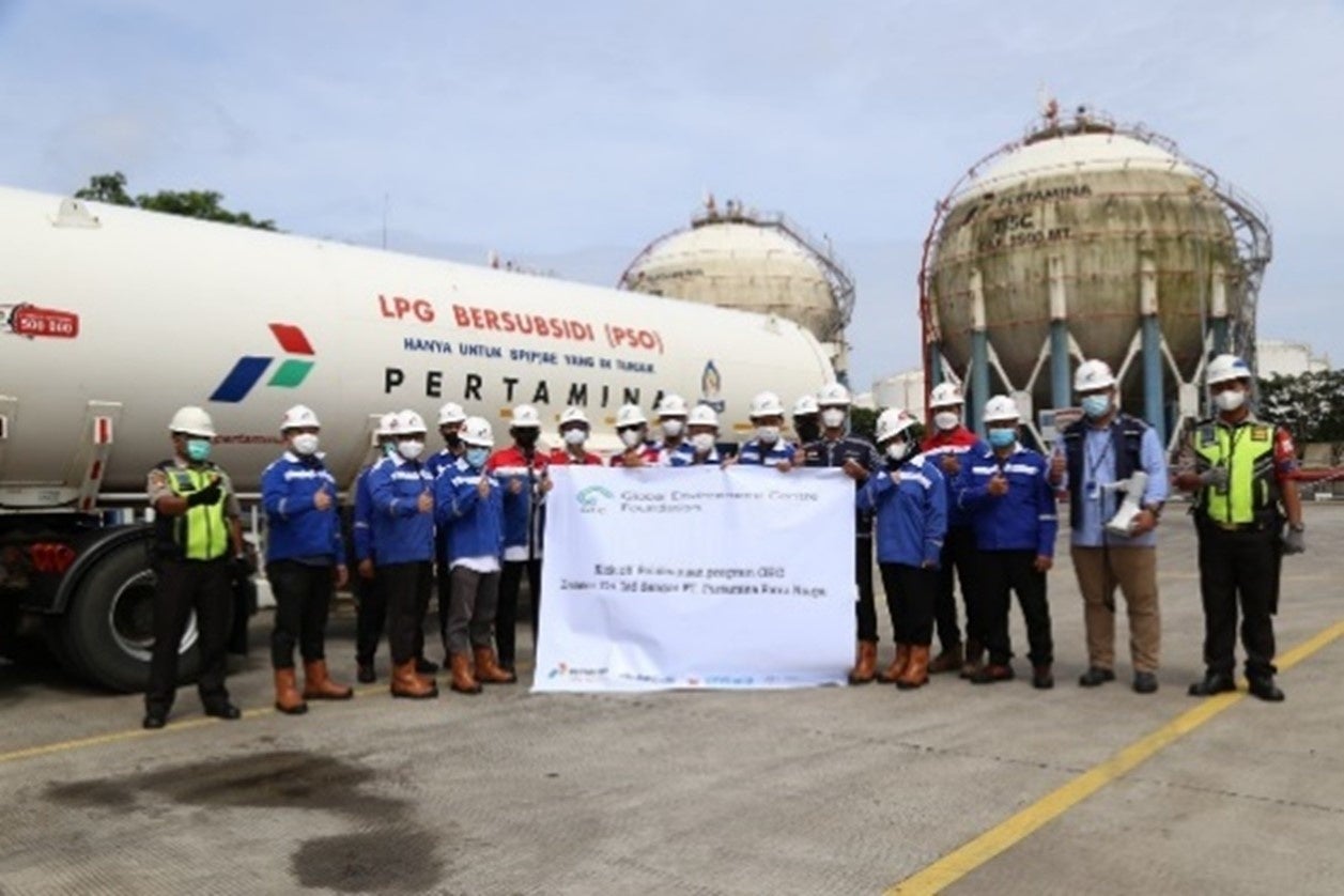 LPGスキッドタンク車両前全体写真