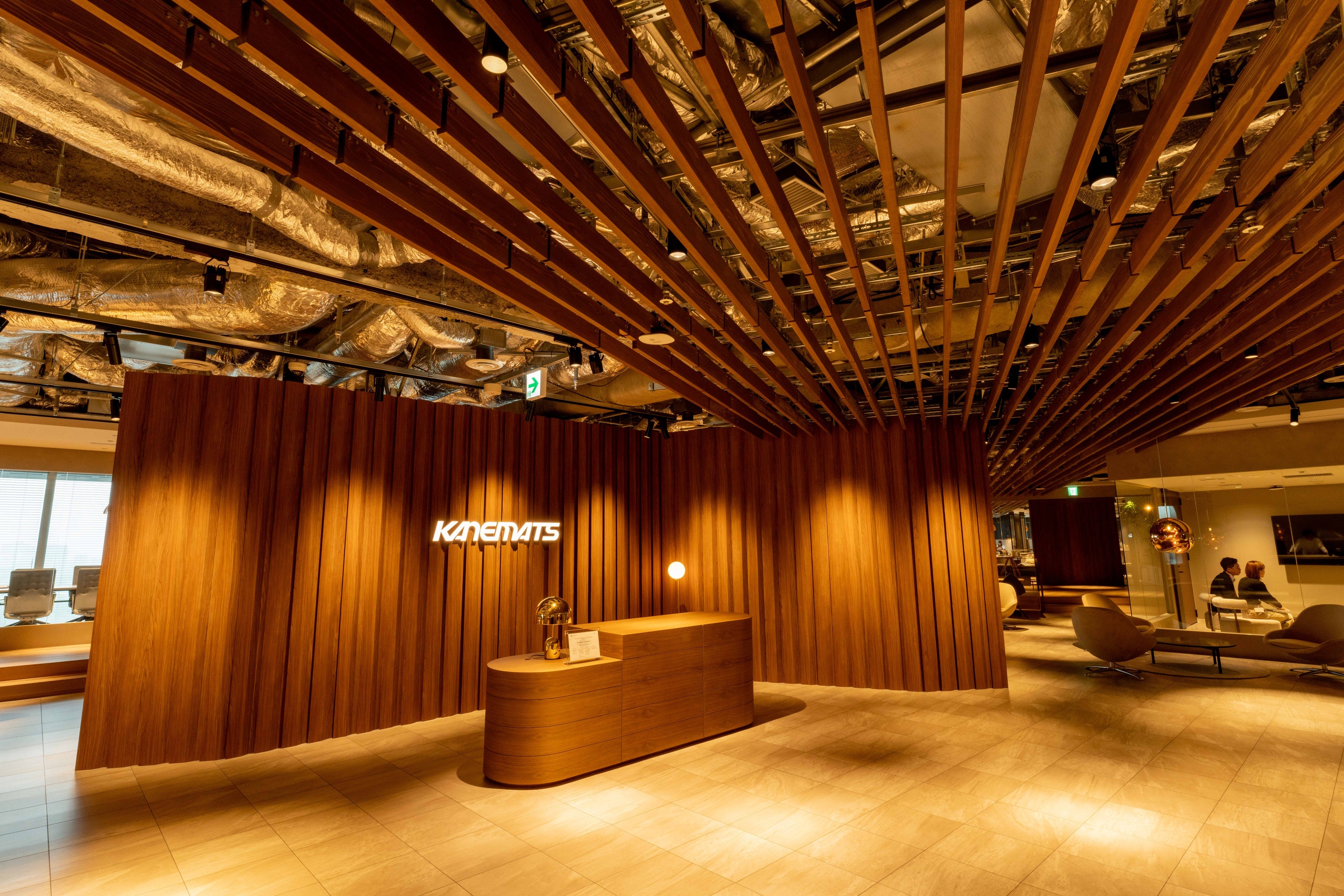 エントランスから続く国産杉の天井ルーバー。130年以上にわたる兼松の歴史と持続的成長を表すオフィスのシンボル
