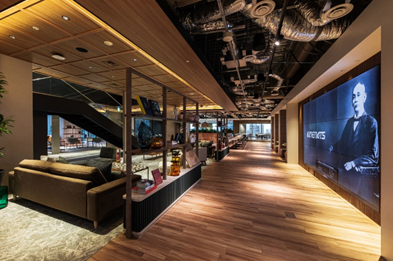 ワークスペースと緩やかにつながる内階段。周りにはソファを配置。何気ないコミュニケーションのきっかけをつくる