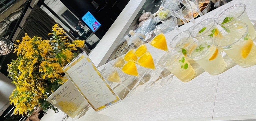 ミモザの黄色をモチーフにしたバータイムのドリンク