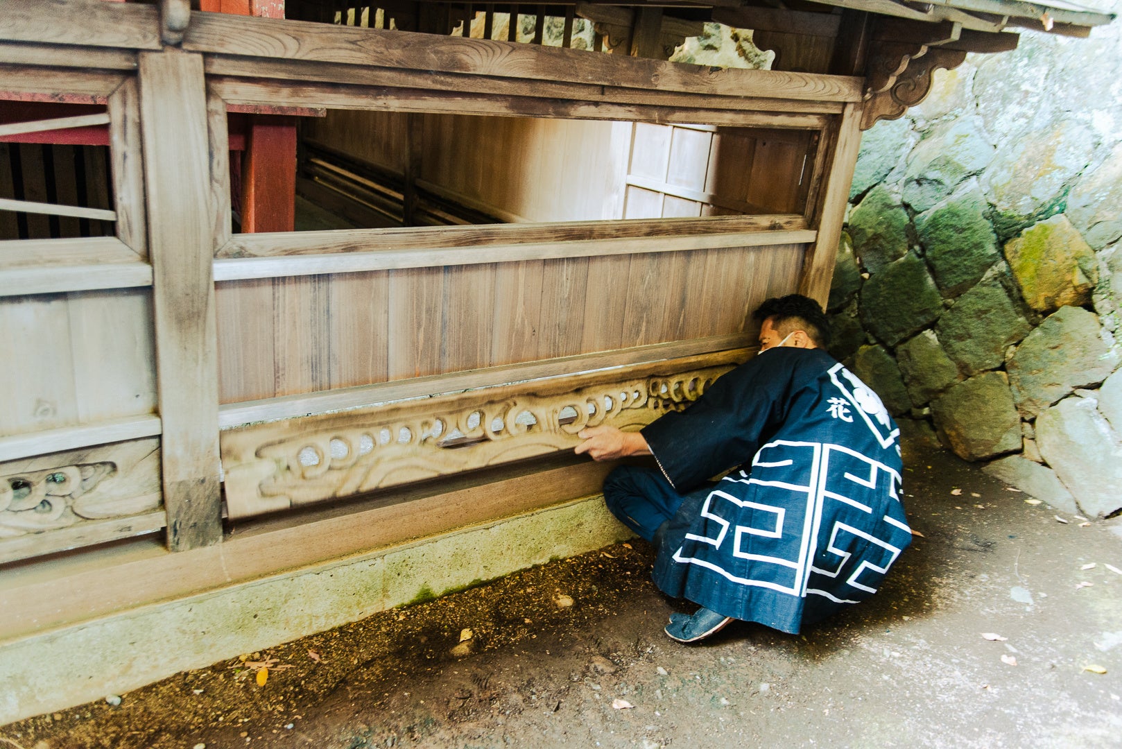 宮大工の現場には歴史を背負う責任が。その一瞬に緊張感がはしる。