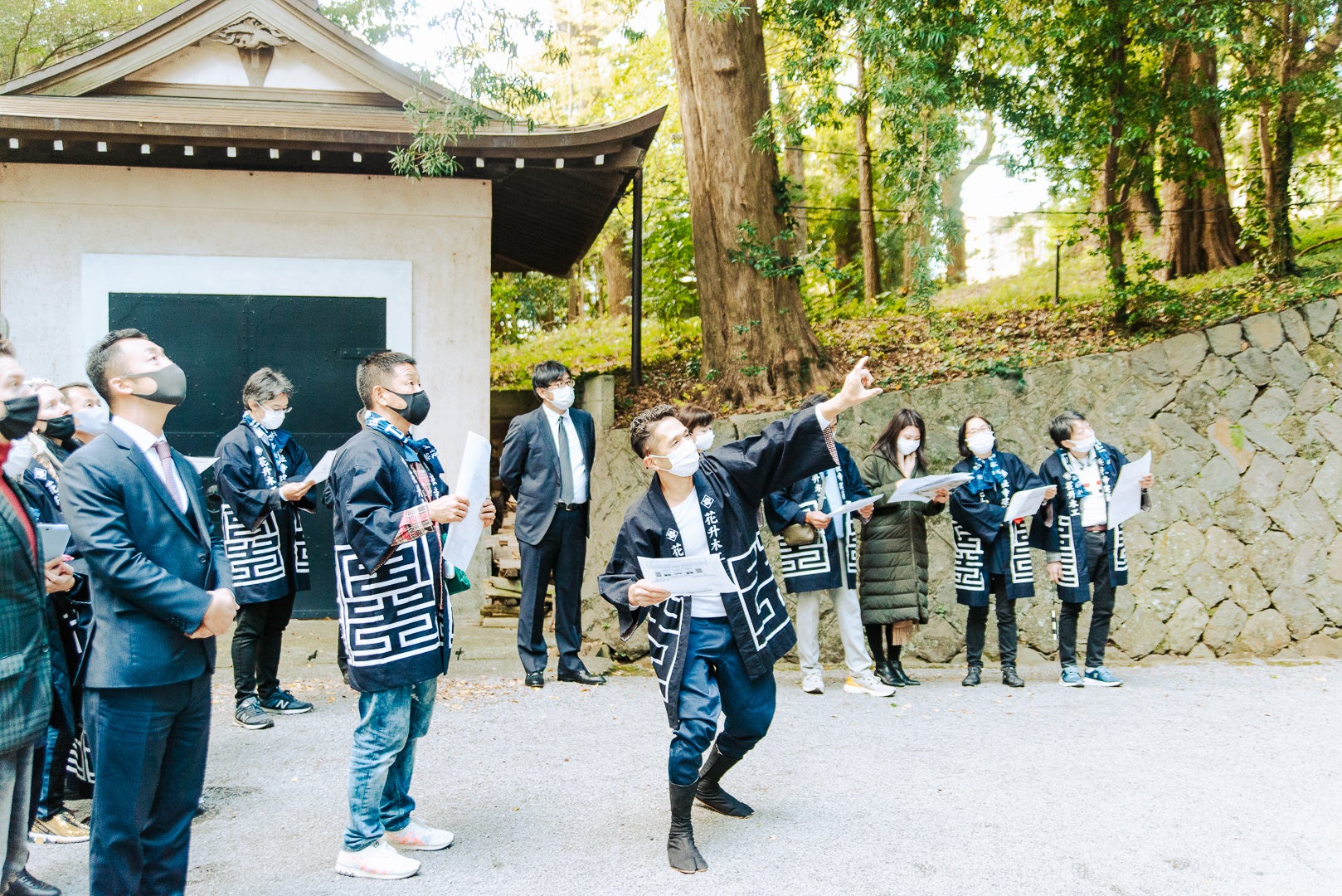 神社を前に宮大工の目線を直接説明