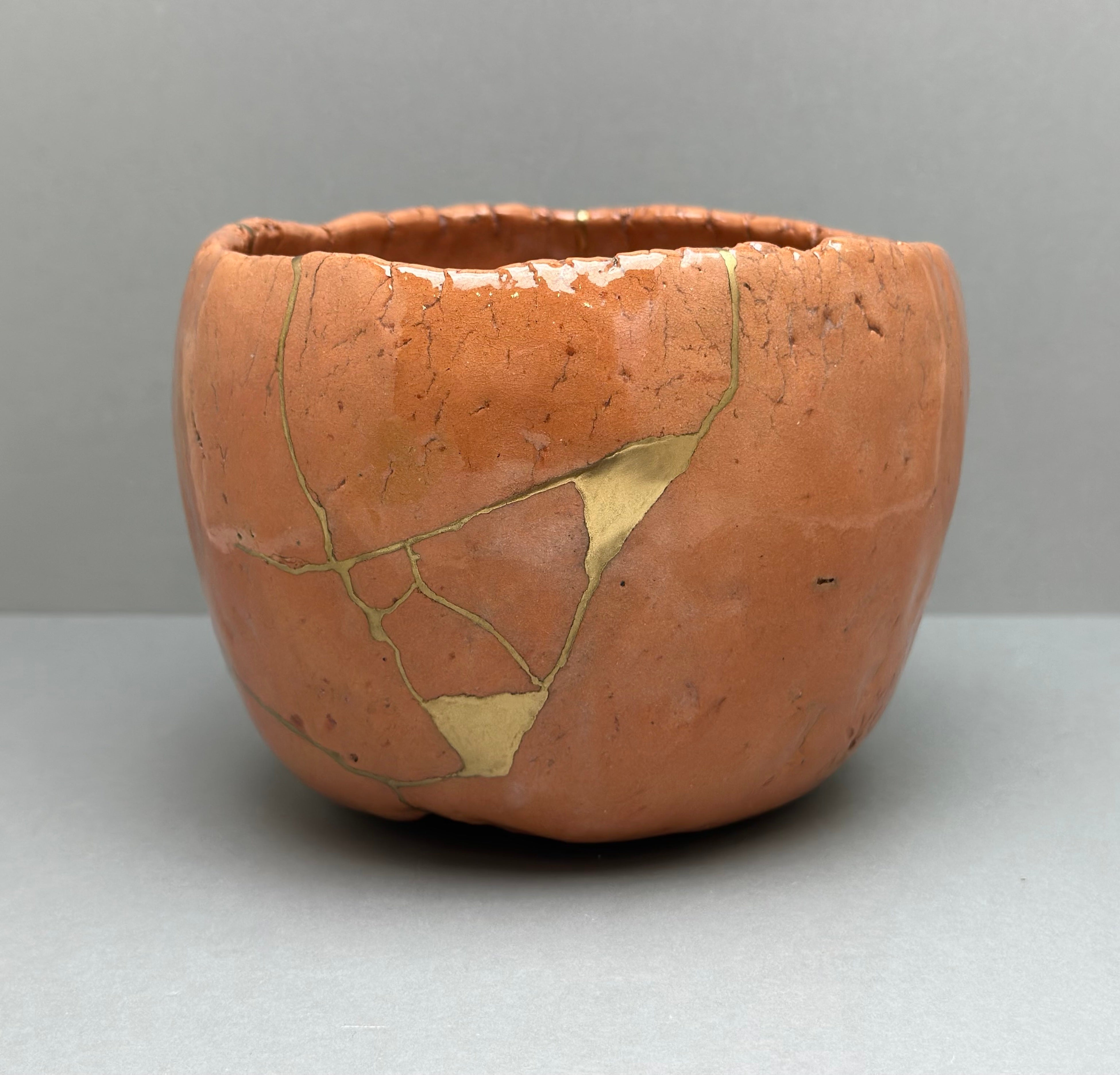 金継ぎされた楽茶碗