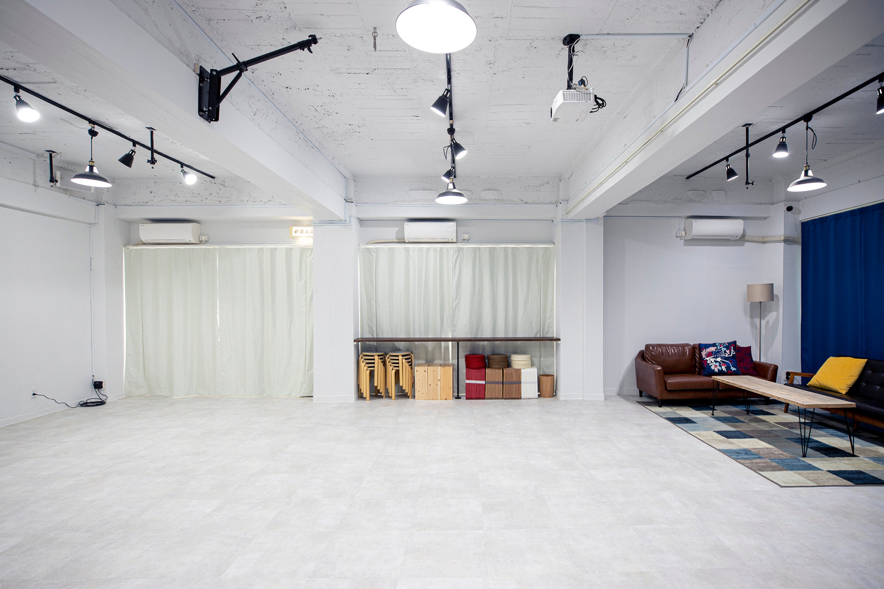 入り口から見たスタジオの様子