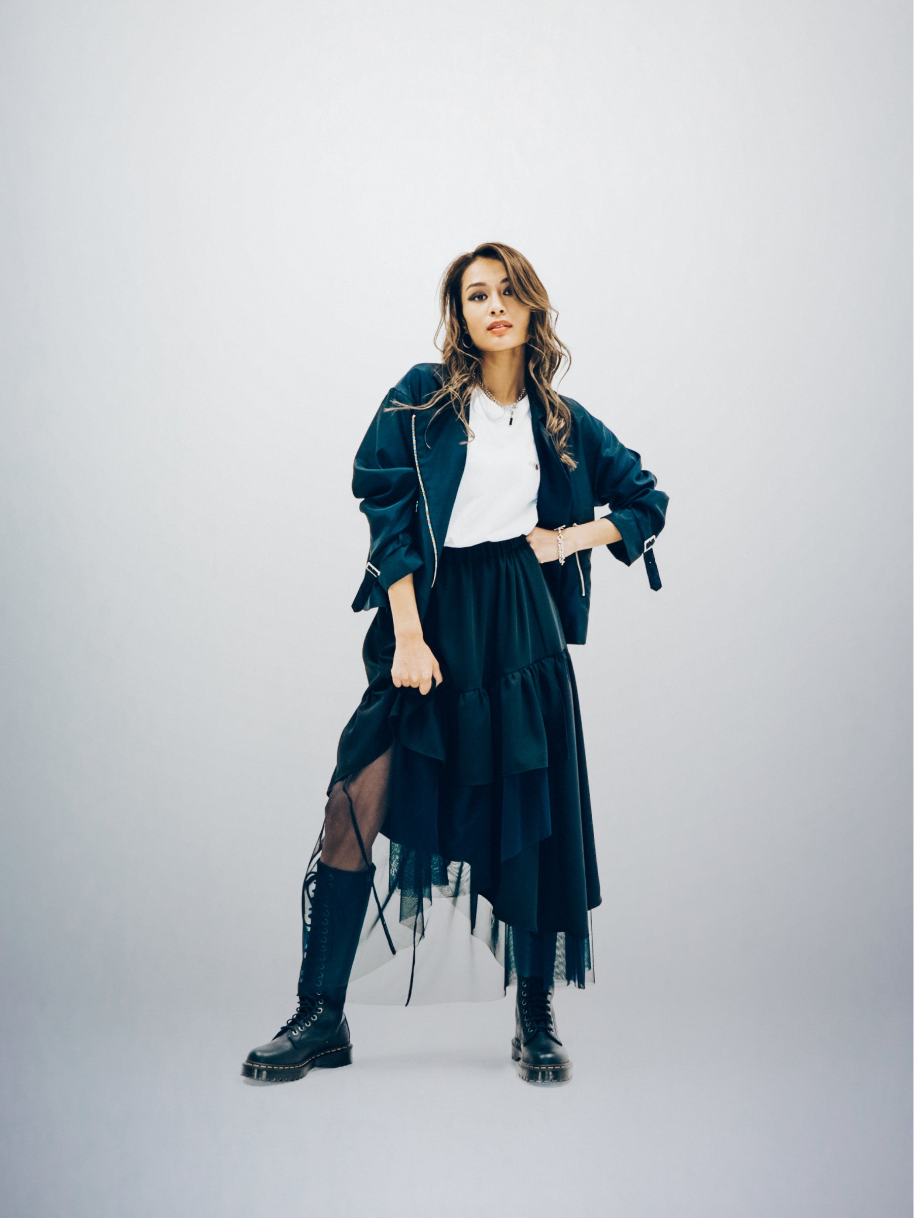 ジャケット¥24,800　Tシャツ¥5,800　スカート¥22,800