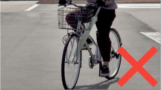 傘をぶら下げて運転している様子