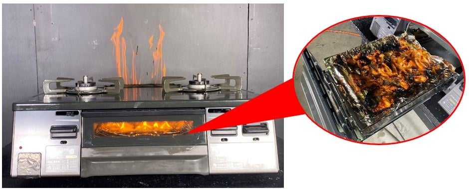 脂の多い食材（鶏皮）を調理する際にグリル焼網の上にアルミ箔を敷いたことで、アルミ箔の上にたまった脂が発火