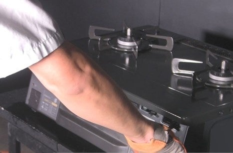 繰り返しスイッチを押す様子