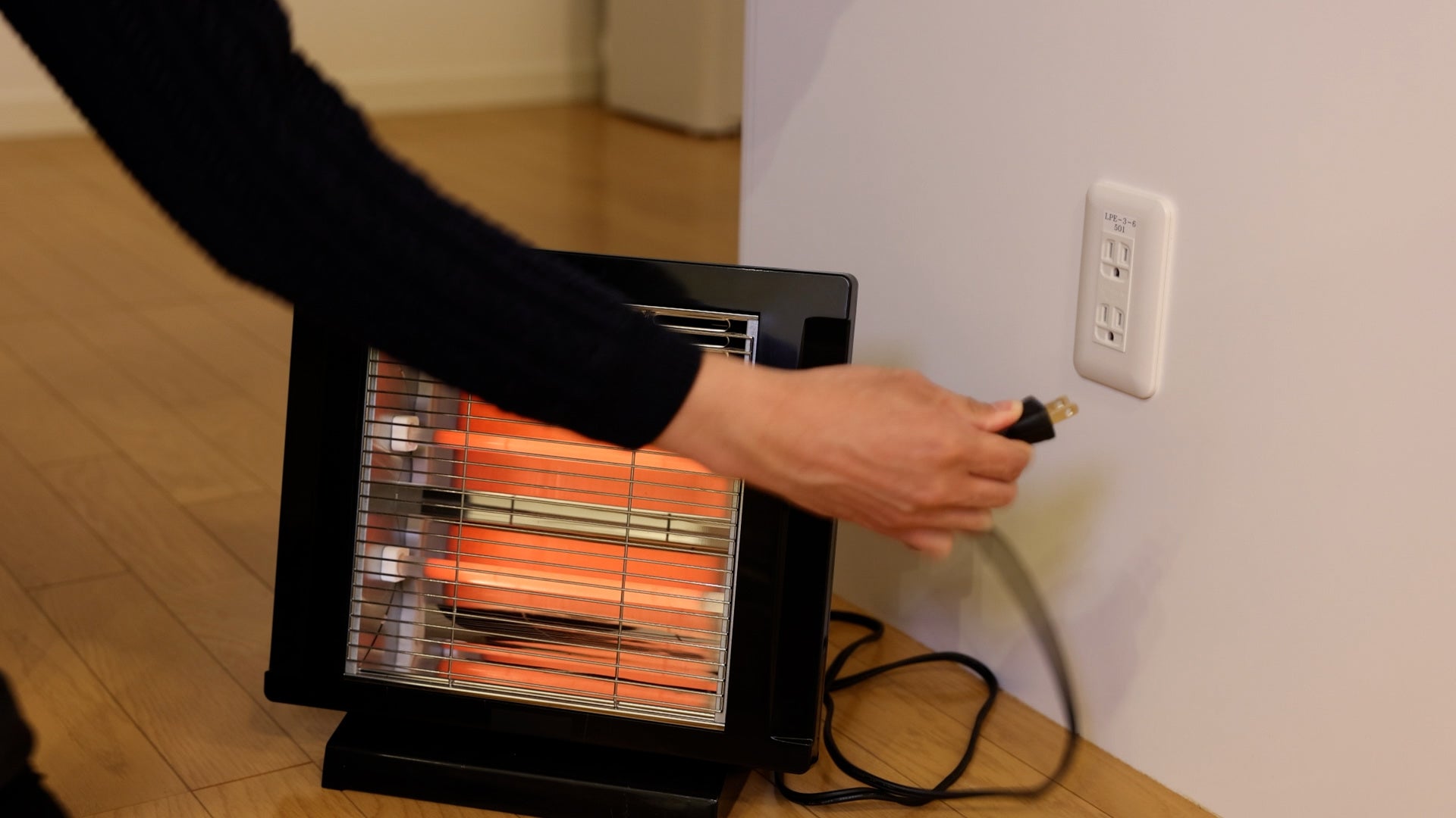 プラグを抜く様子