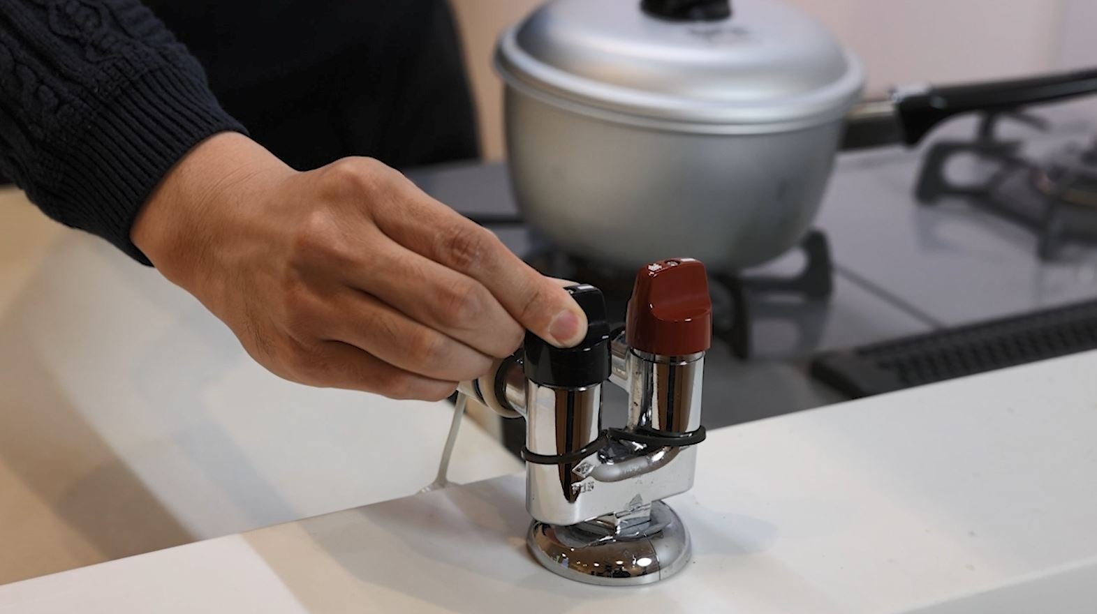 ガスの元栓を閉める様子