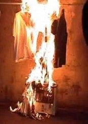 衣類がストーブの火に接触して発火する様子