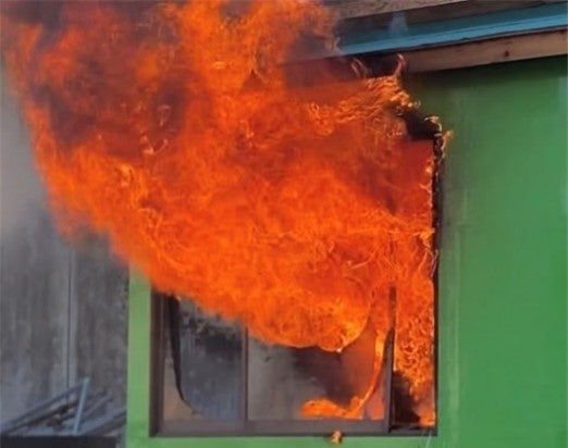 建物から出火する様子(協力:栃木県消防学校)