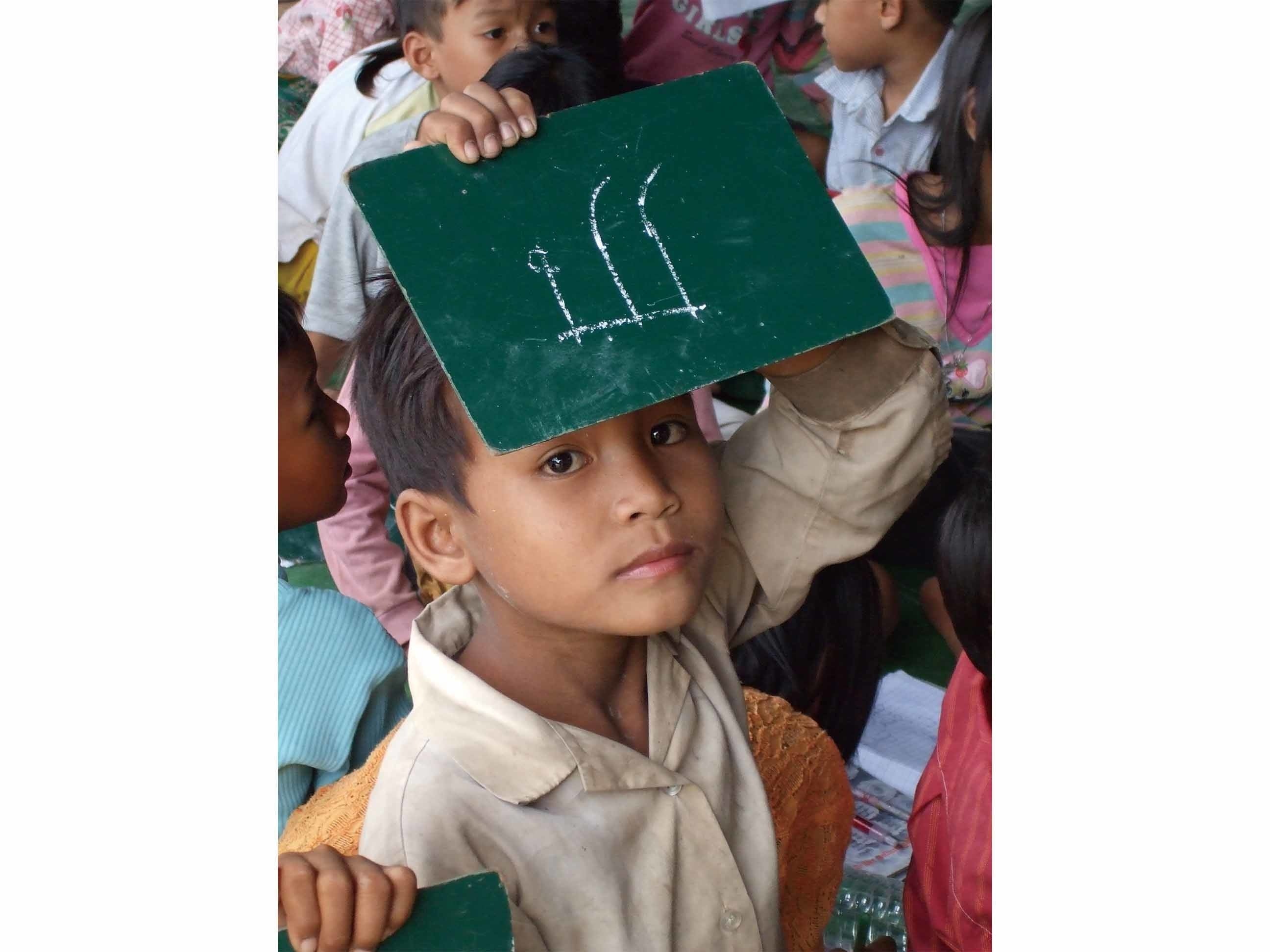 　　　　　　　　　　　寺子屋教室で読み書きを勉強するカンボジアの子どもたち