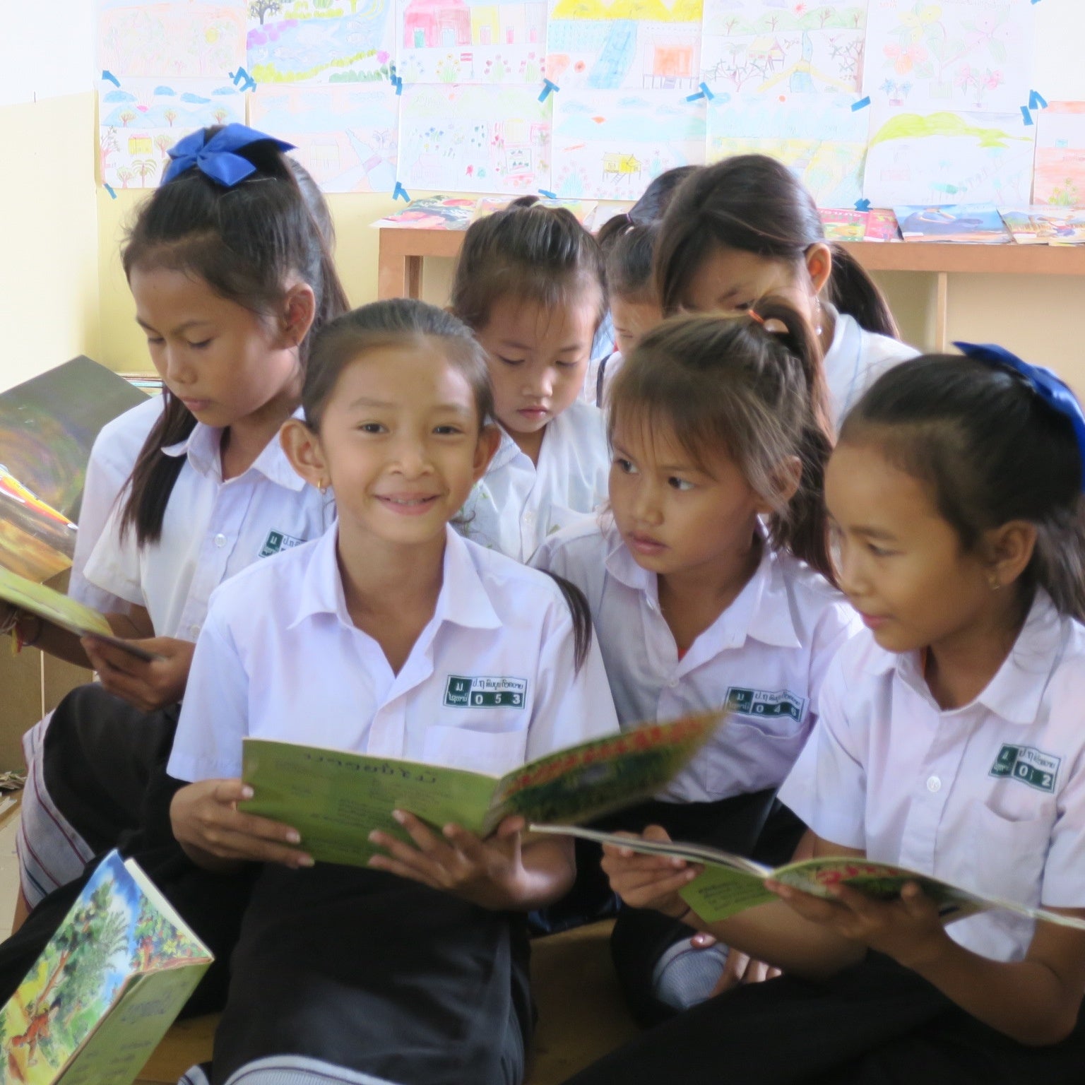 ラオスの小学校図書室