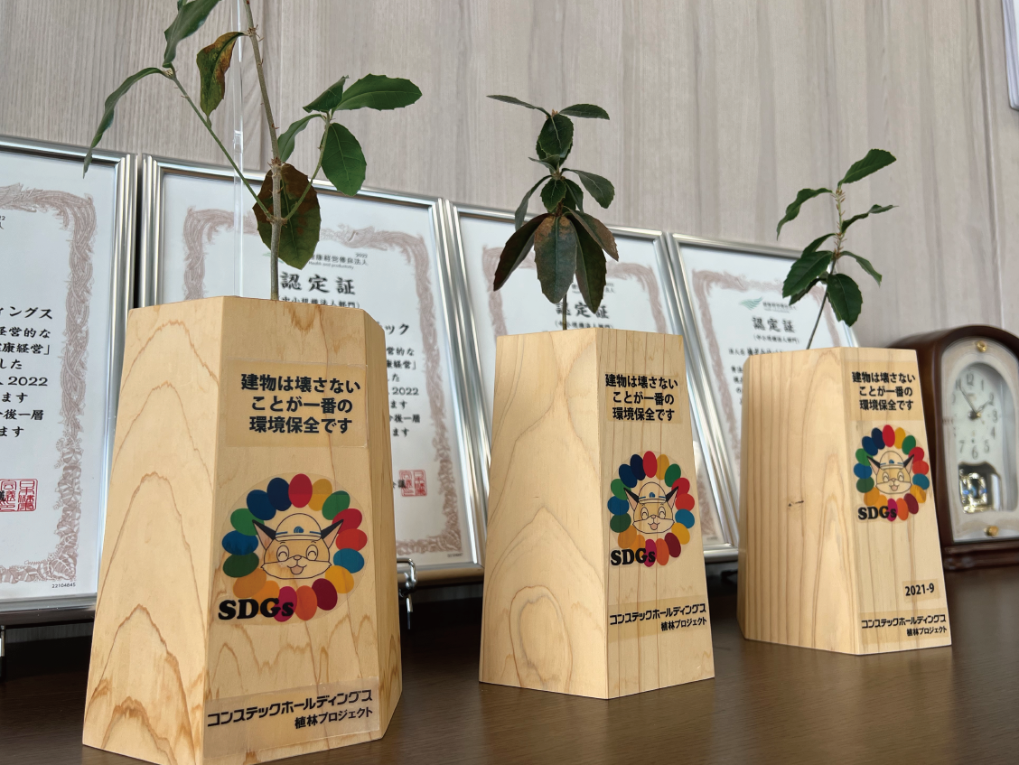 環境スローガンをデザインした木鉢