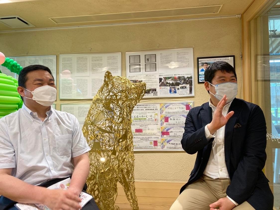 飯舘村 杉岡誠村長（写真左）と弊社の代表取締役社長 小島盛利（右）