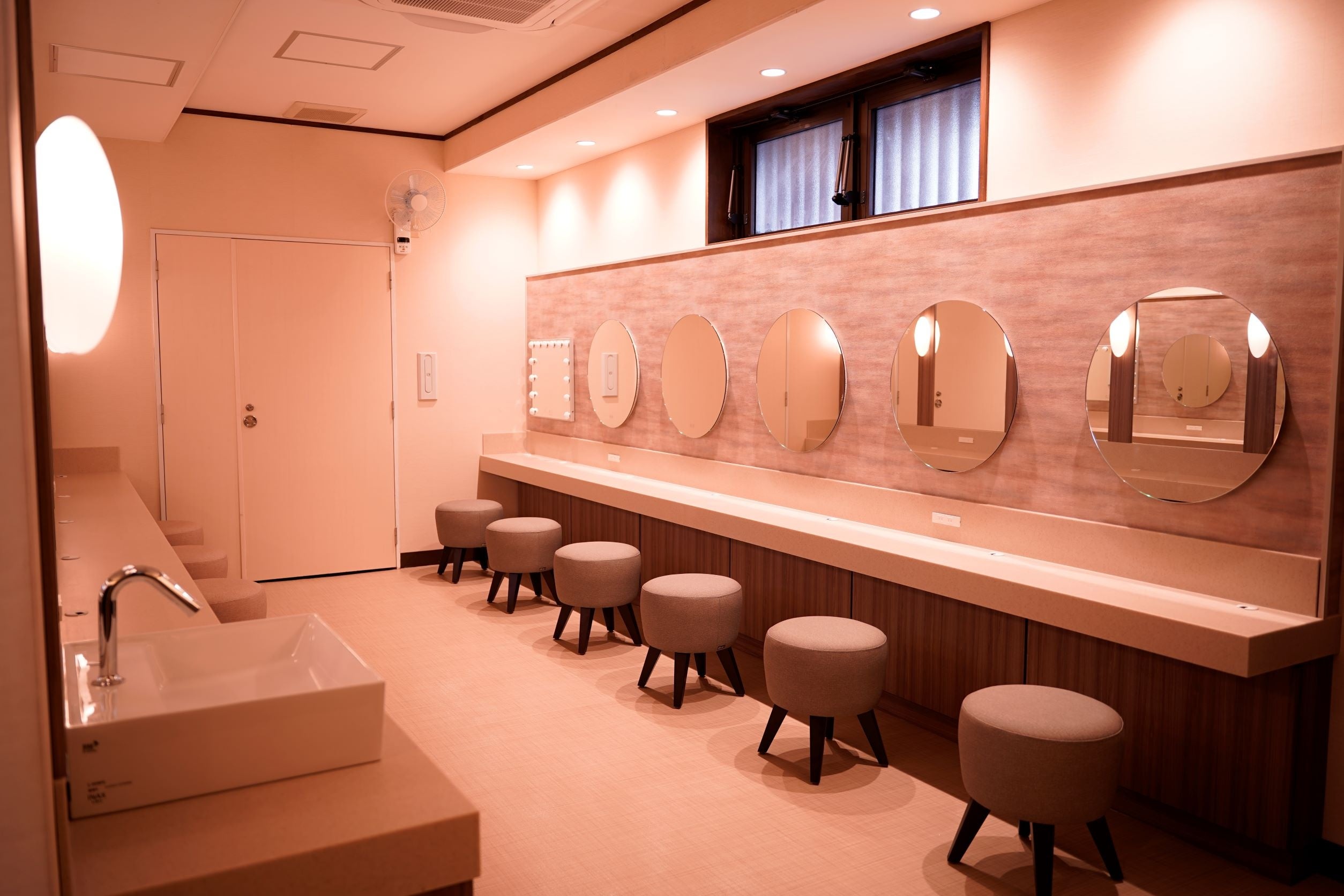 女性用更衣室のパウダーコーナーには女優ミラーも