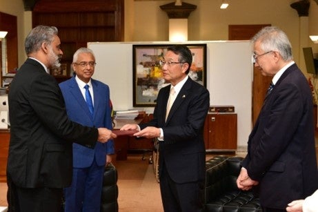 名誉領事委任状授与の様子 （左から、マニシュ・ゴビン法務長官兼外務・地域統合・国際貿易大臣 プラヴィン・クマール・ジャグナット首相 当社 取締役会長 池田 潤一郎、 駐モーリシャス日本国特命全権大使 川口周一郎）