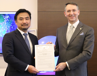 AiP証書授与式の様子、 左：商船三井 執行役員 チーフテクニカルオフィサー 技術革新本部長　山口 誠、 右：ビューローベリタス 極東総支配人　Alexander Gregg-Smith