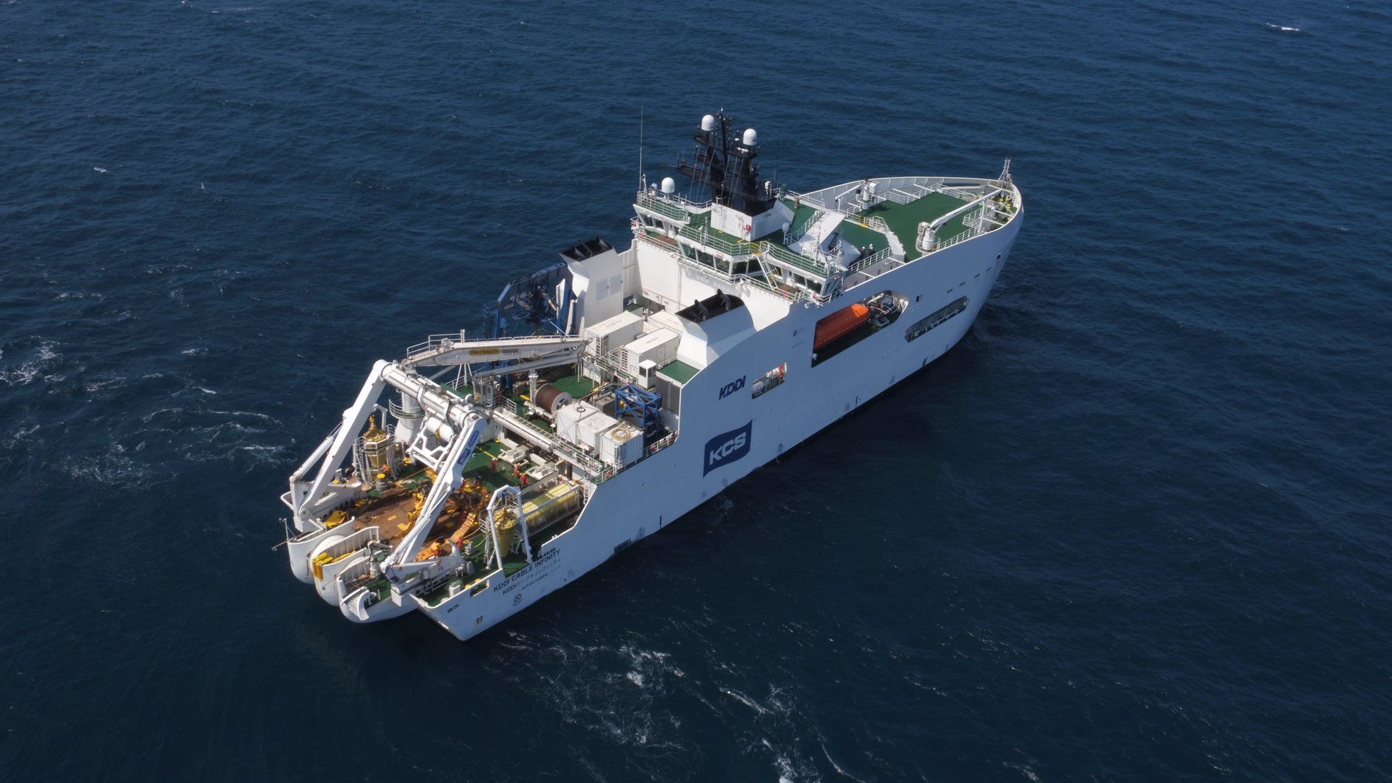 海底ケーブル敷設船 (写真提供:国際ケーブル・シップ(株))