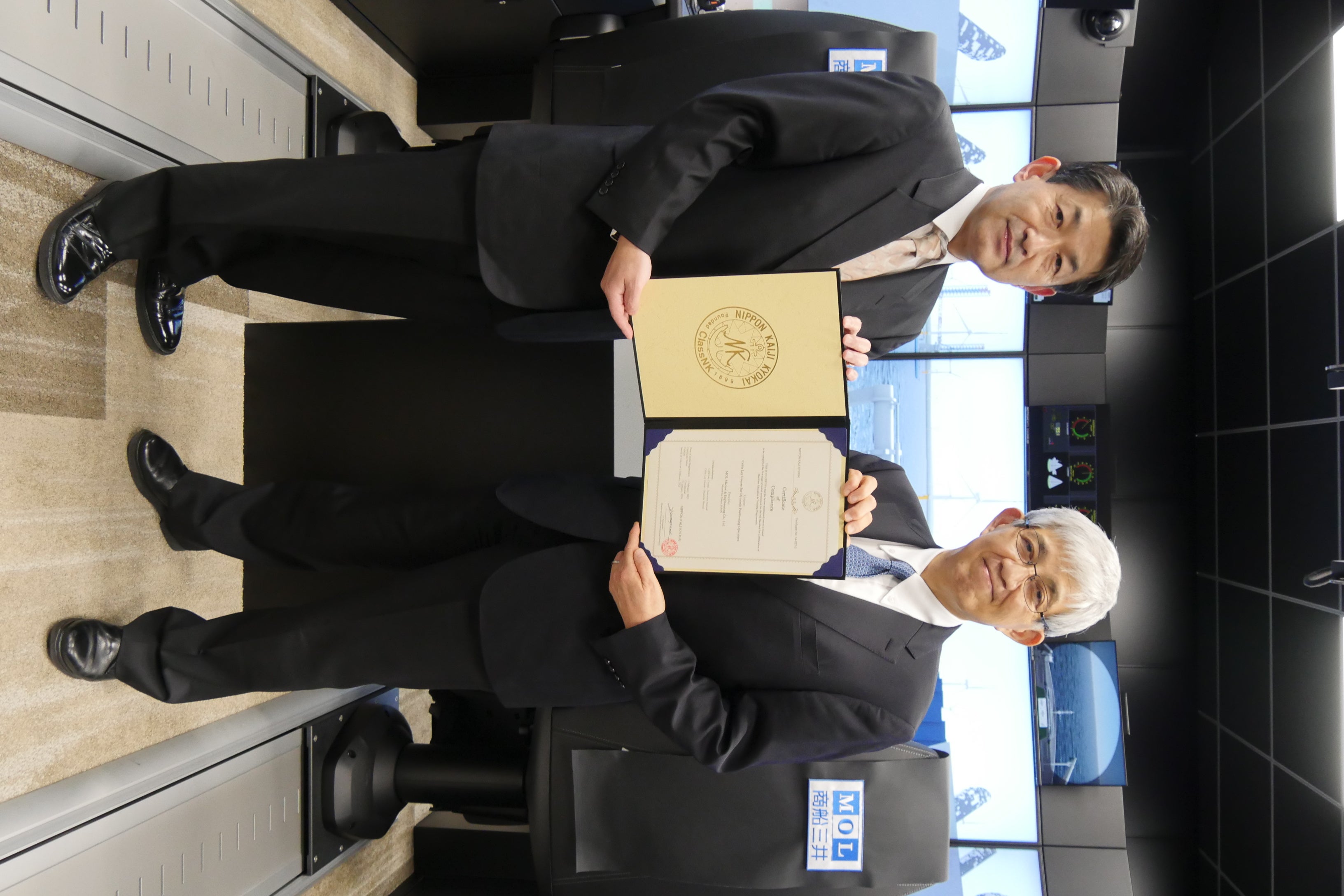 基本承認証書を授与するClassNK 斎藤 直樹 海技部長（左）と、 受領するMOLMEC社長 中島 孝（右）