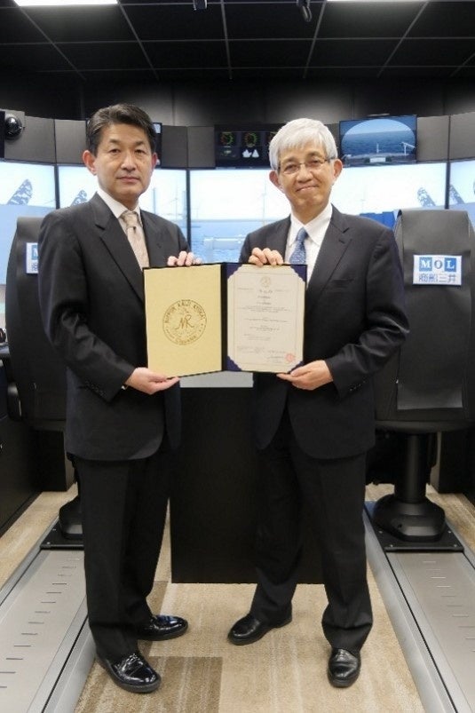 基本承認証書を授与するClassNK 斎藤 直樹 海技部長（左）と、 受領するMOLMEC社長 中島 孝（右）