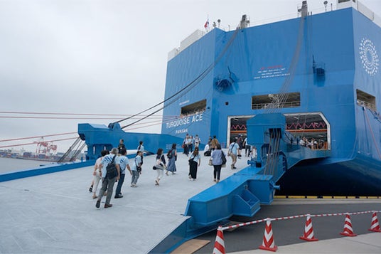 全長約200mの巨大な自動車船を見学しませんか? 全長約200mの巨大な自動車船を見学しませんか?