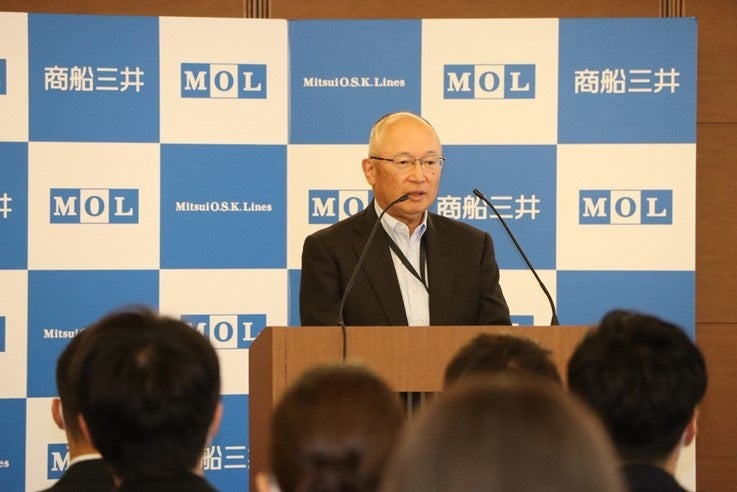 入社式で挨拶する社長　橋本　