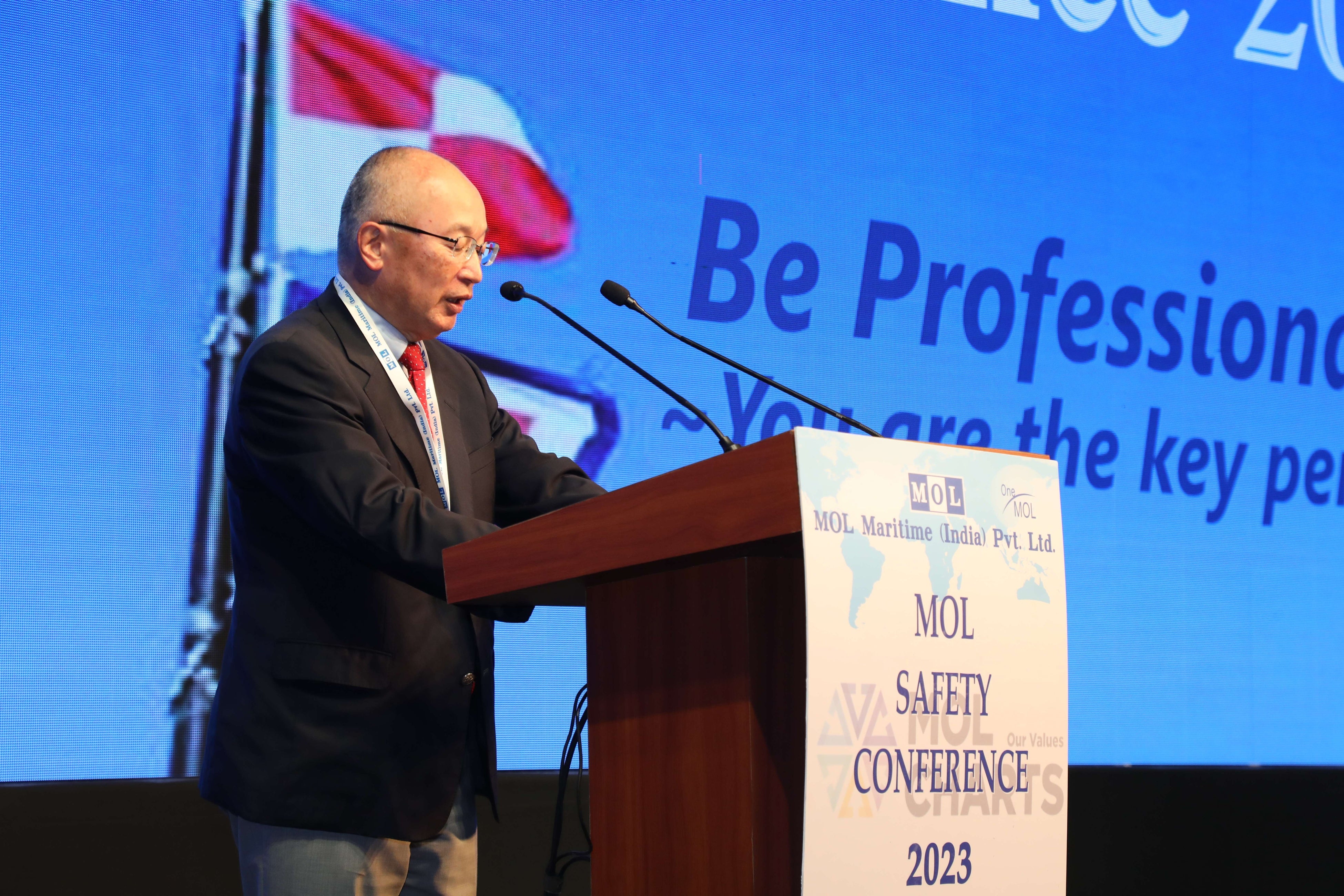 ムンバイでの会議に先立ち挨拶をする社長 橋本剛