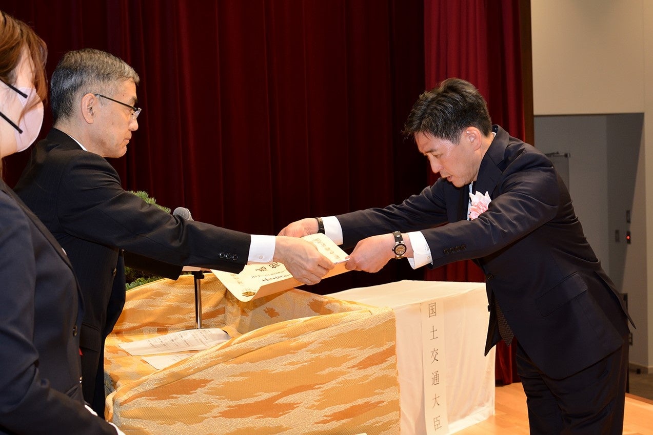 当社グループを代表し感謝状を受領する常務執行役員 谷本光央