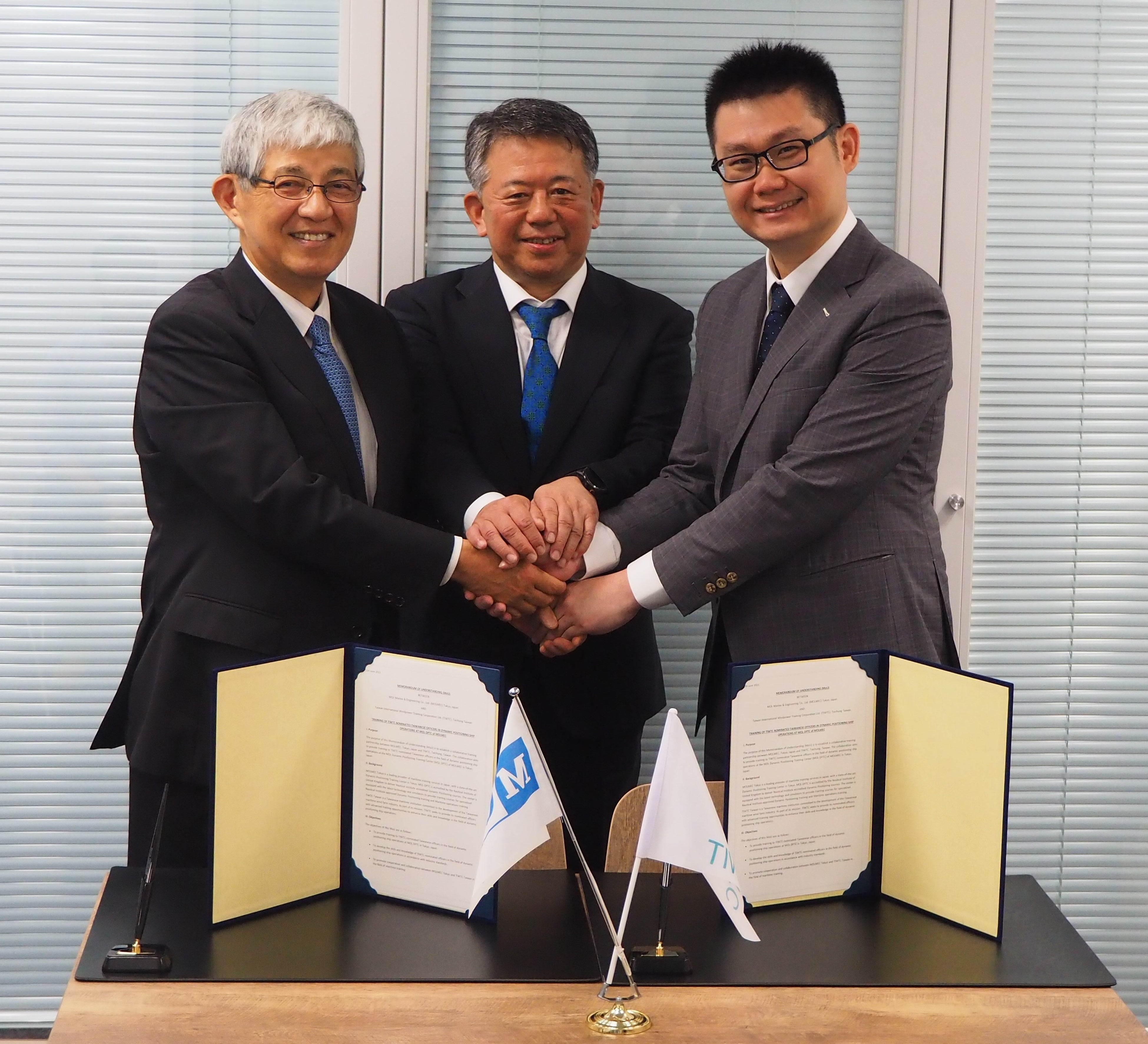 訓練提供に関する覚書の締結式（左から MOLMEC 社長 中島孝、商船三井 専務執行役員 エネルギー営業本部長 鍬田博文、TIWTC ヴィンセント・ツァイ ゼネラルマネージャー）