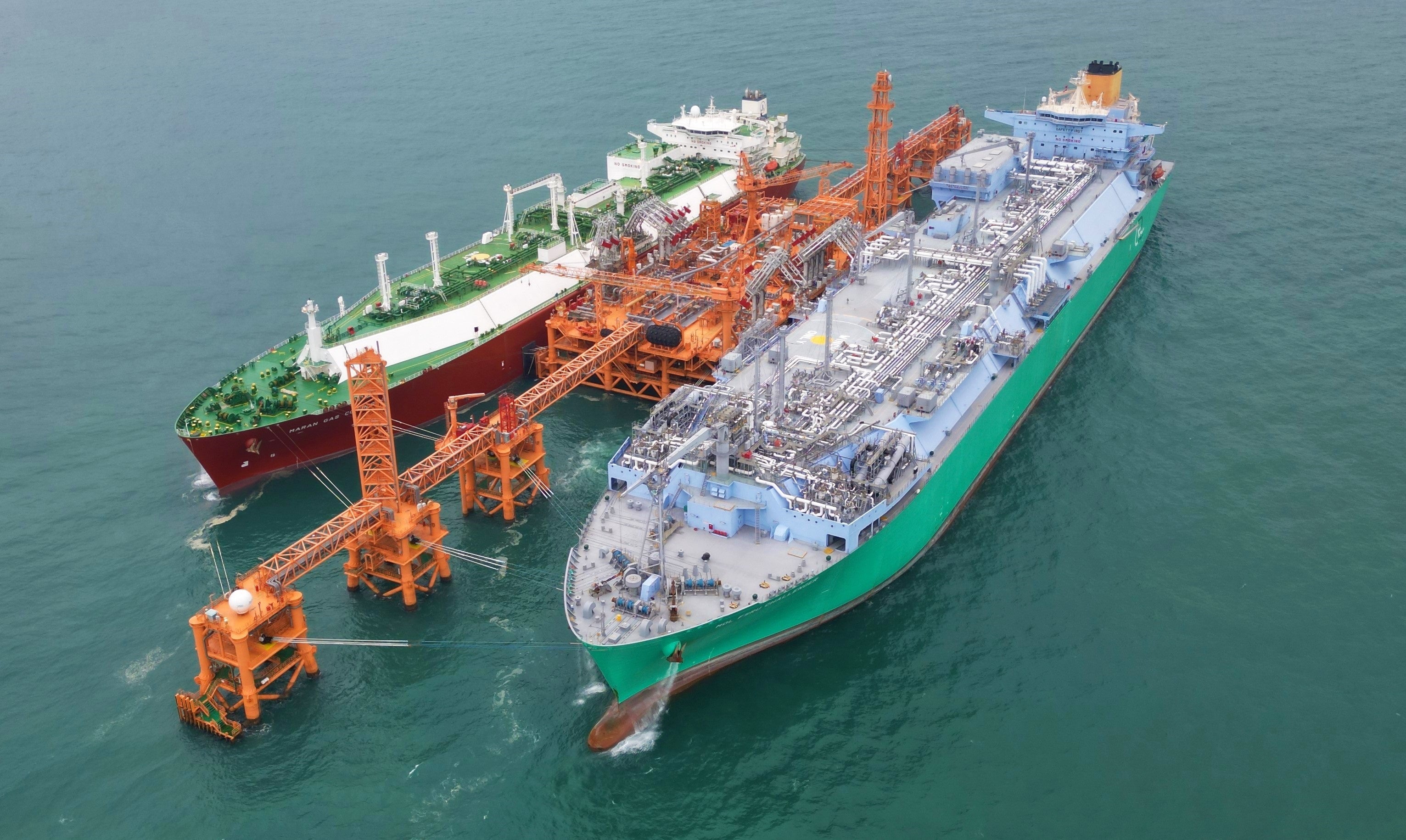 LNG船（左）からLNGを受け入れるFSRU「MOL FSRU Challenger」(右)