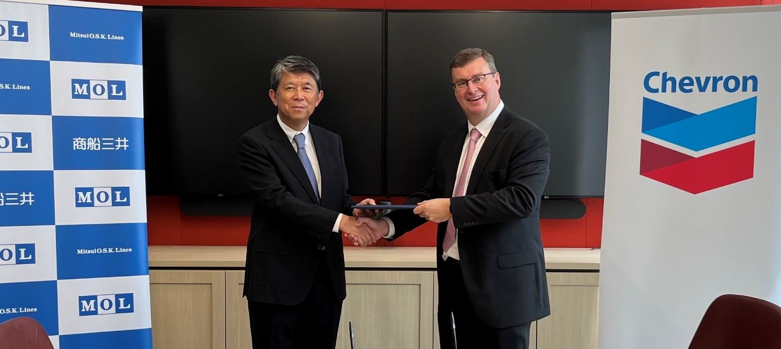 署名式の様子(左から株式会社商船三井 専務執行役員 塩津伸男、 Chevron Shipping Company LLC Director, Marine Commercial Mr.David Ball)