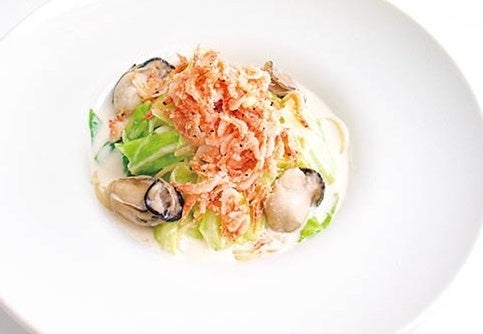 牡蠣と桜海老、春キャベツのクリームソースパスタ