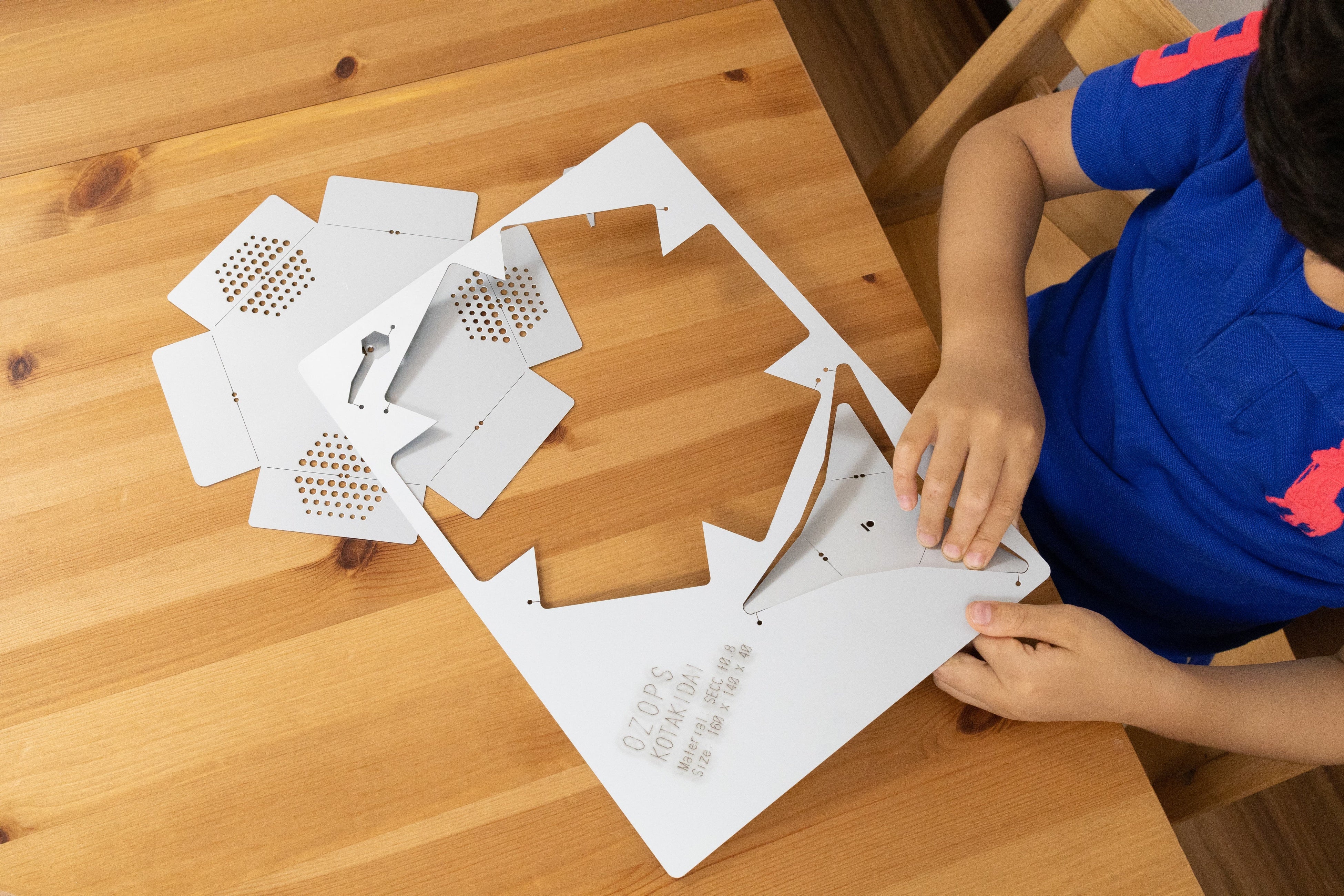 最初にキットから部品を取り外します。