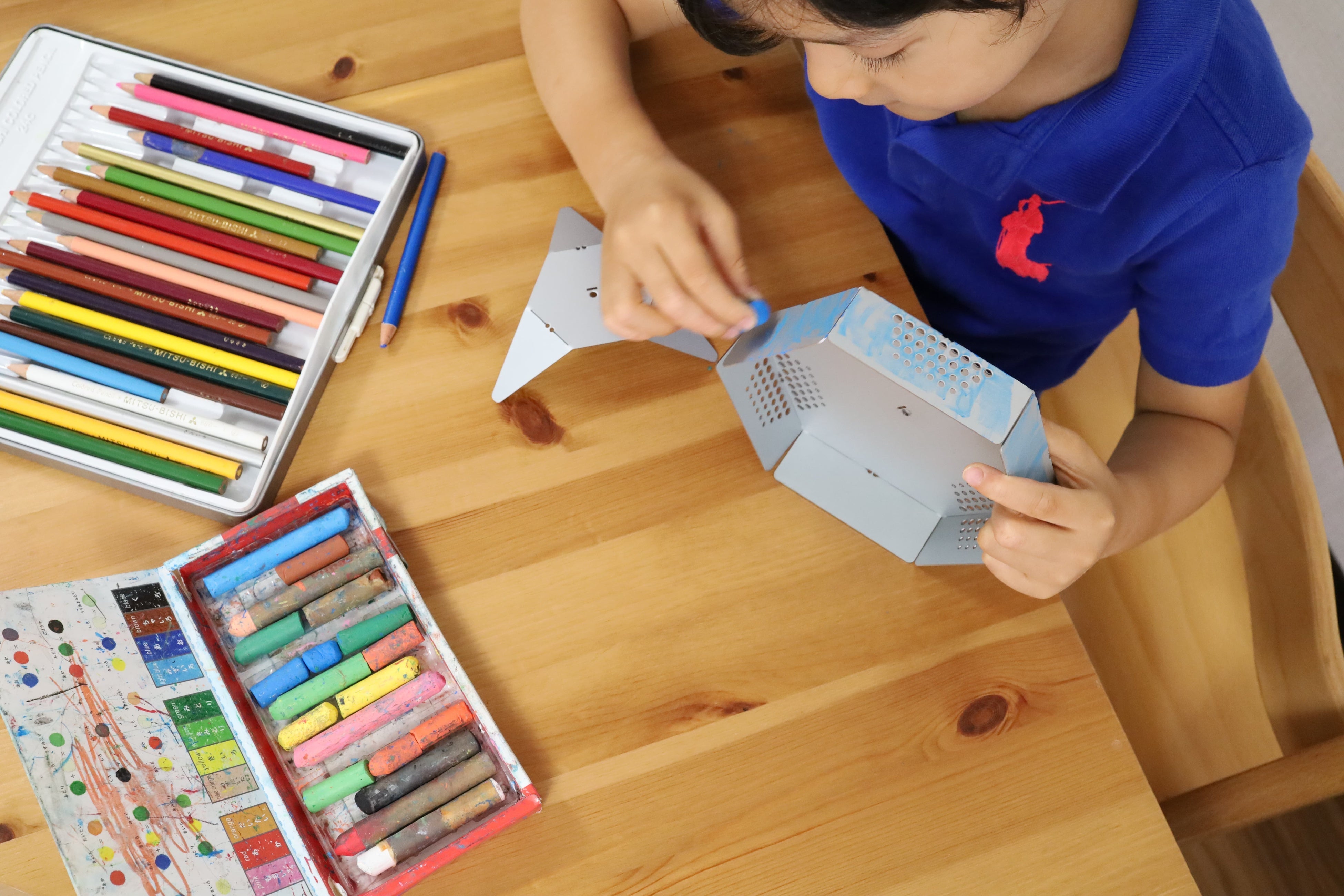 金属ですが表面にお絵描きができます。お子様のクリエイティビティを刺激します。