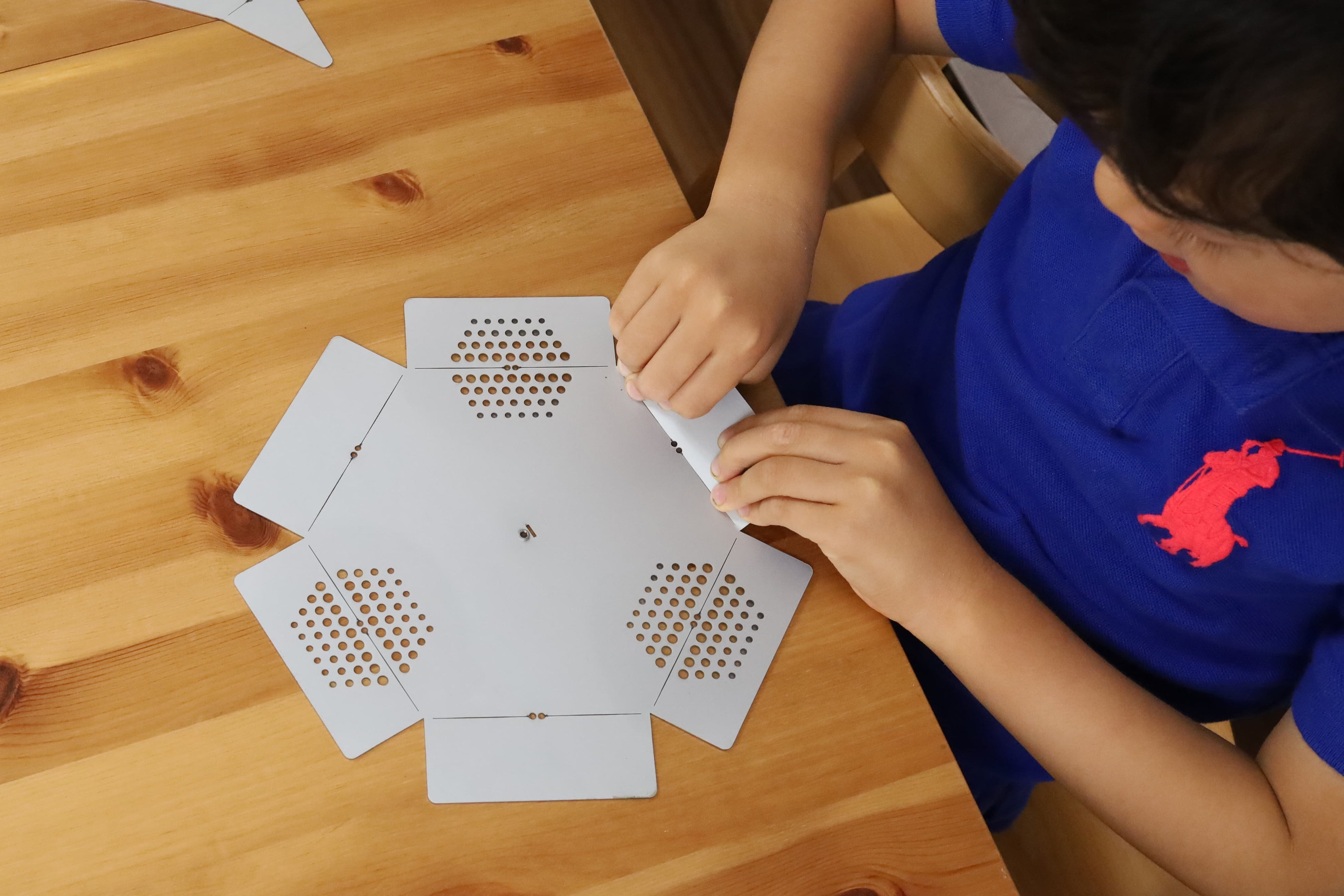 お子様の力でも簡単に金属が曲がります。