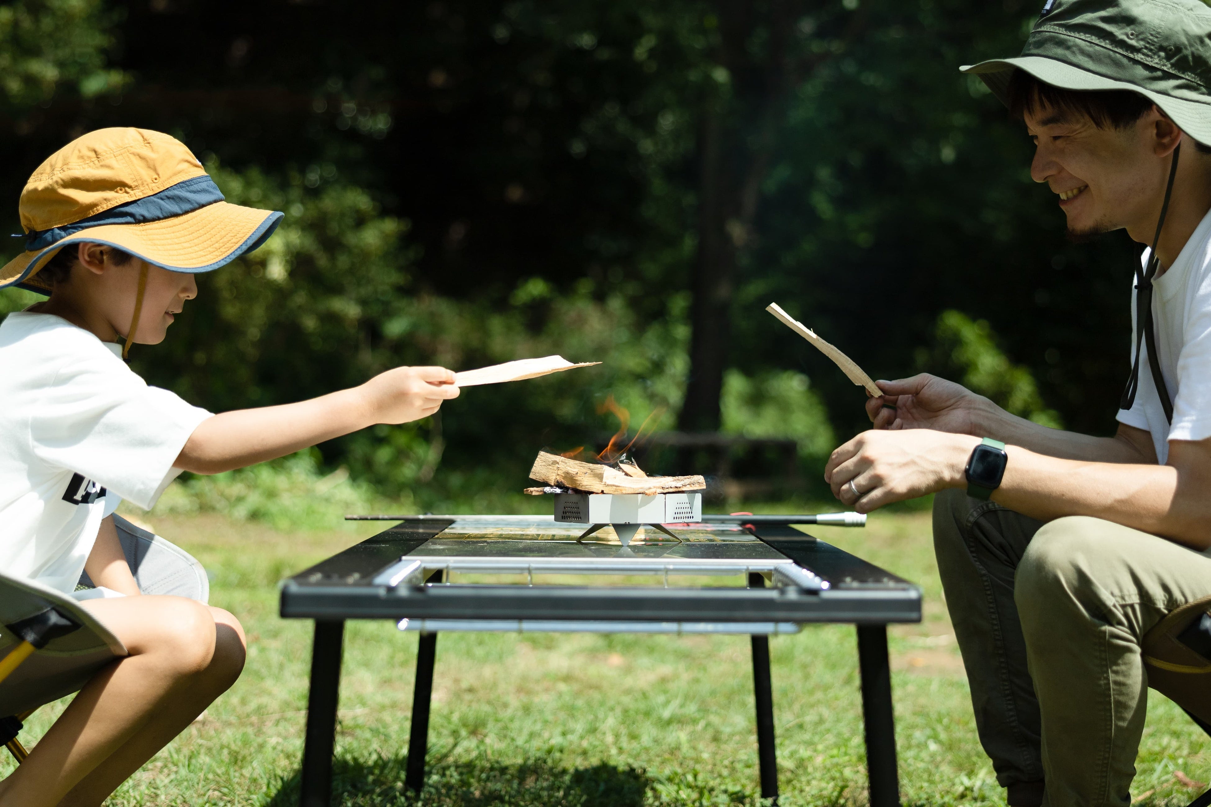 お子様が作った小焚台を使って、火の暖かさ、明るさそして危なさを伝える大切な時間になります