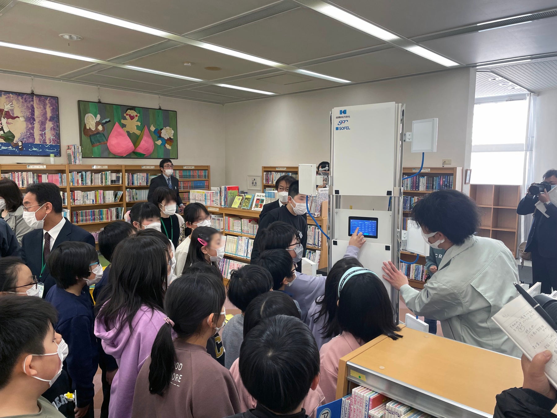 ロボットに触れてみる雄物川小学校3年生