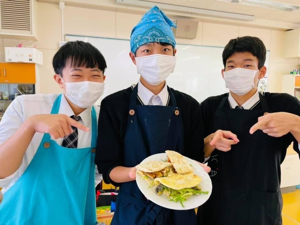 満面の笑みで完成品をお披露目する生徒達(第1回うな重高校創作料理コンテスト)