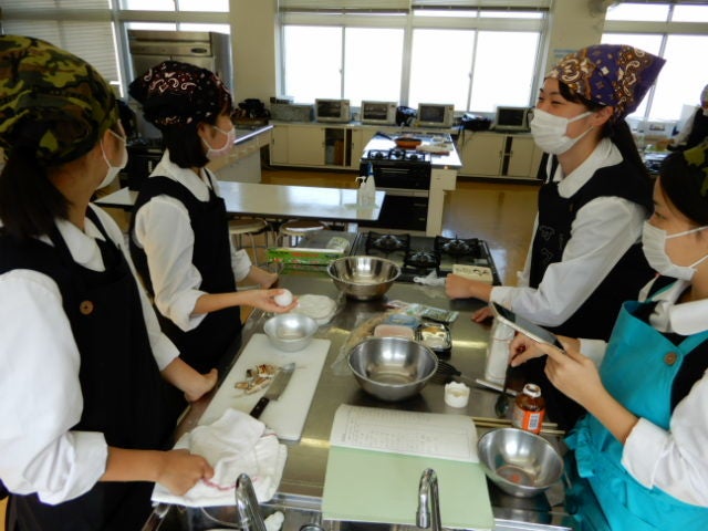 コロナ禍ならではの調理動画によるコンテストだったため、調理と撮影で大忙しの生徒達