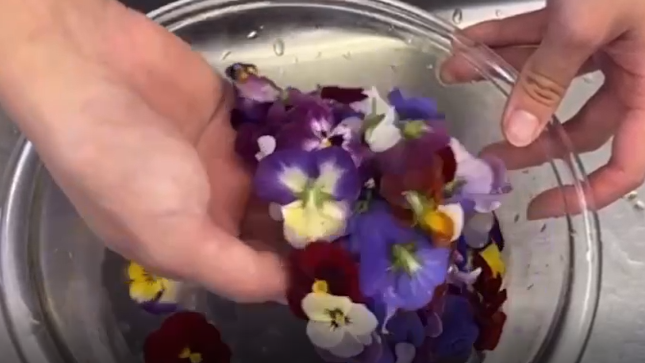 生徒自身で育てたエディブルフラワーを鰻料理に取り入れた作品も登場