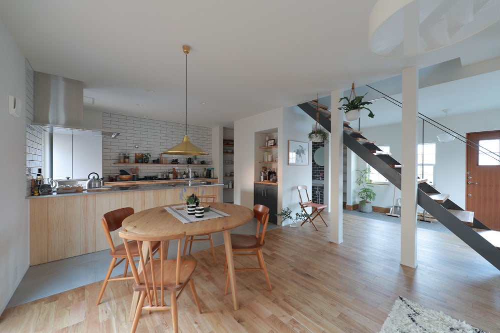 広い玄関土間から一続きの開放的なリビングダイニング