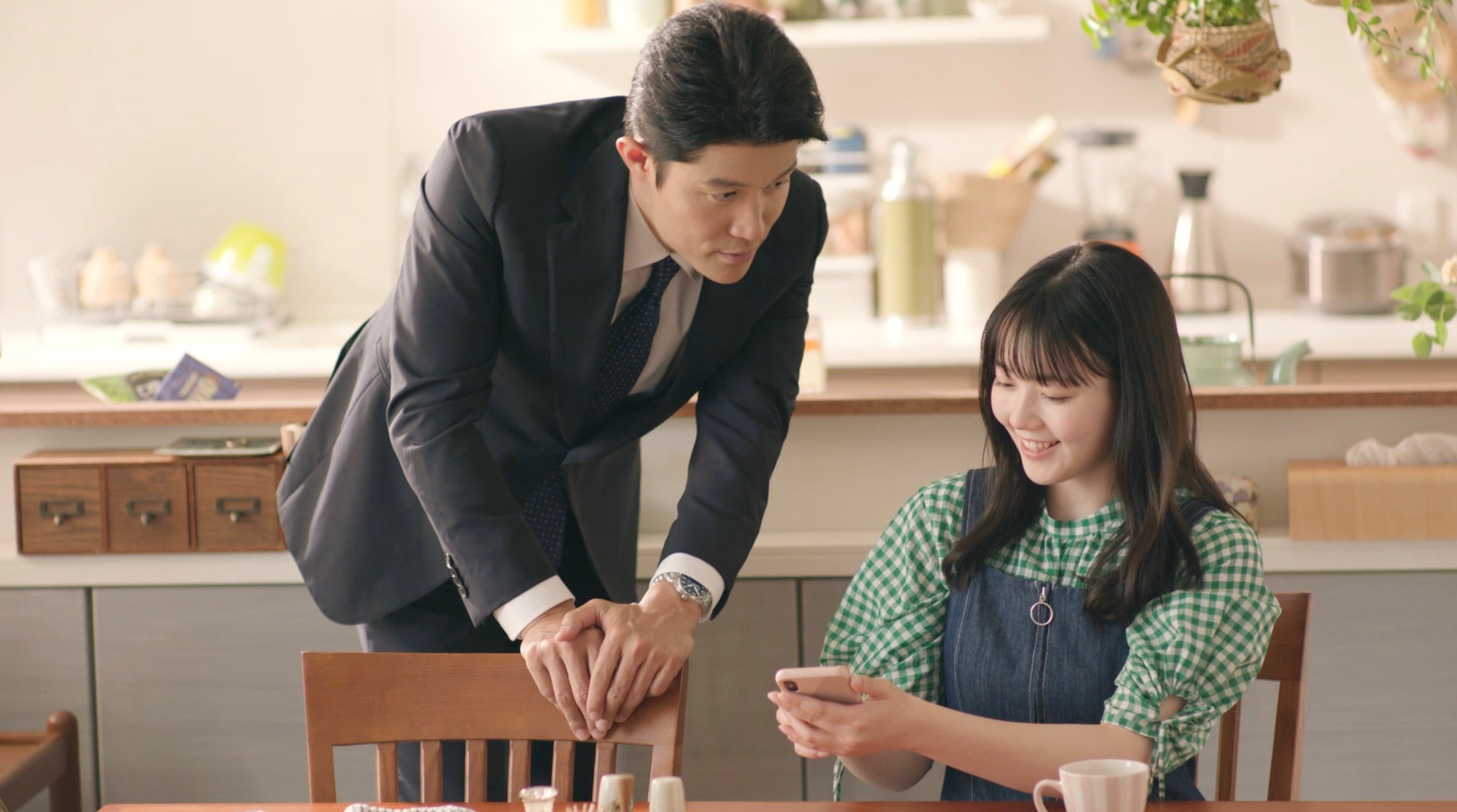 新入社員役で米倉れいあさんが初登場！“憧れの上司”となる鈴木店長の