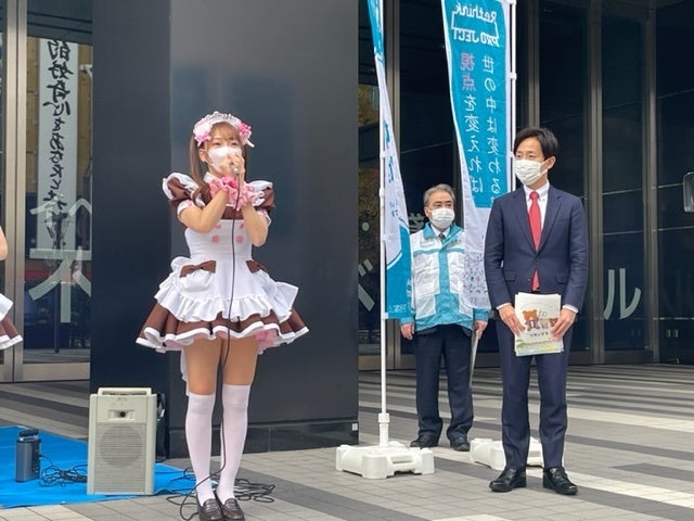 樋口区長のご挨拶の後に、hitomiからのゴミ拾いスタートの宣言。秋葉原をより良い街にという意思のもと、イベントが始まりました!