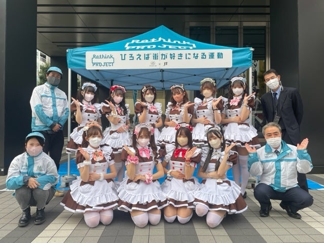 JT東京支社のスタッフとメイドの集合写真