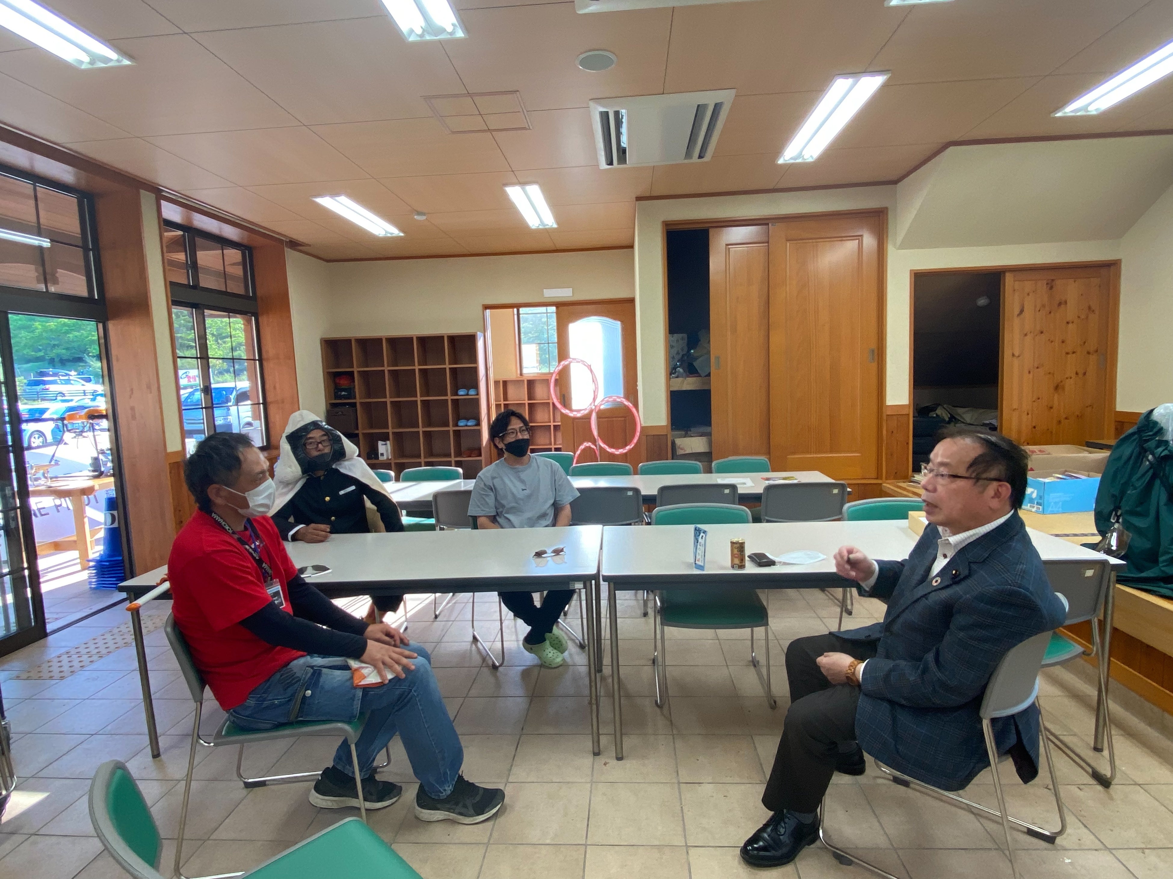 写真右　自民党衆議院議員　谷公一様（５月４日）