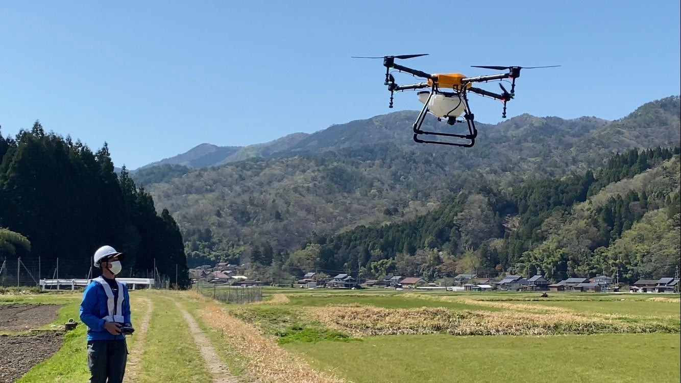 農業用ドローンを操縦している様子